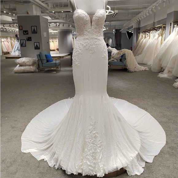 Many wedding dresses available - Picture 6 of 16